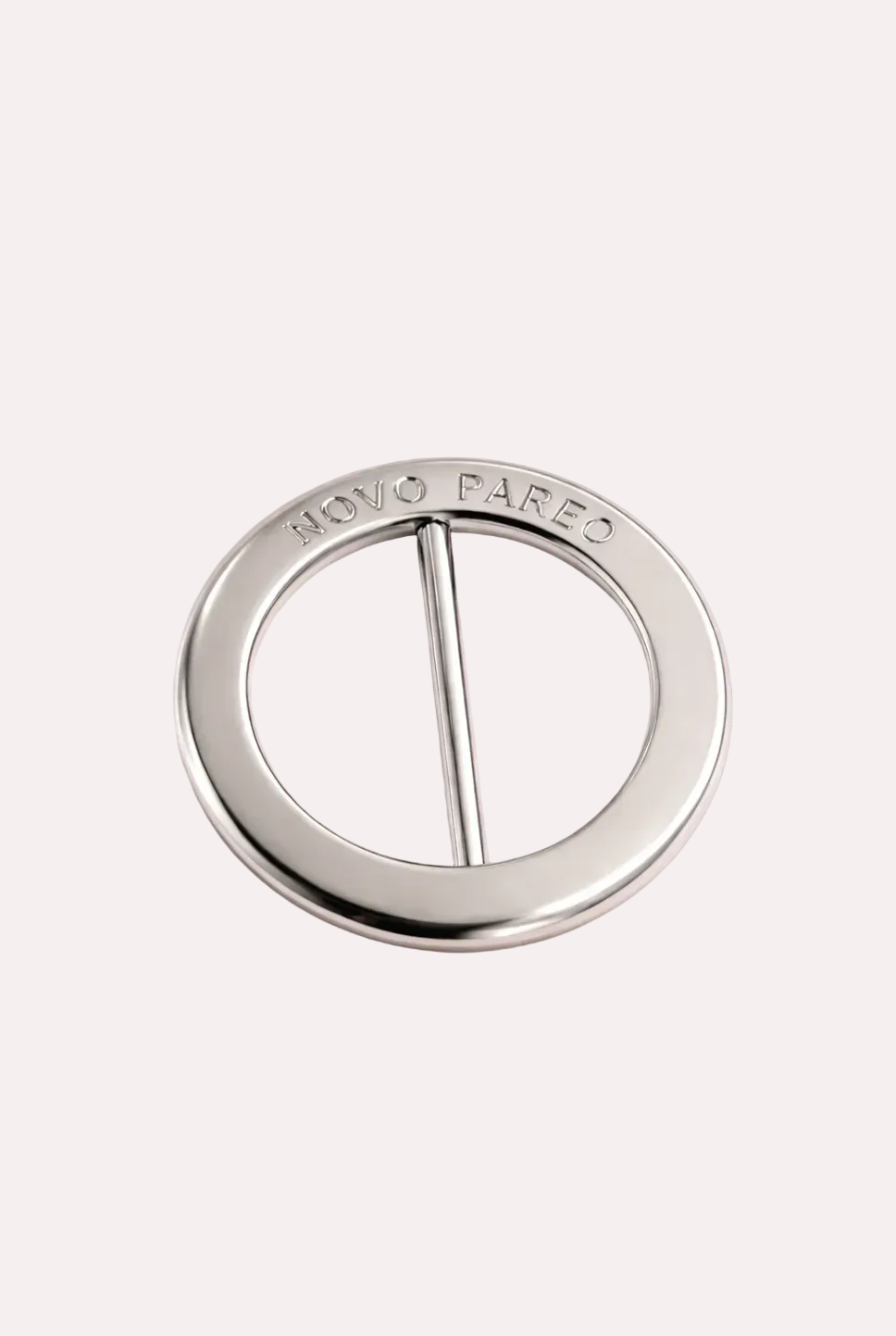 Silver circular object with 'Novo Pareo' branding on a white background